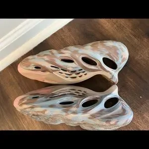 Yeezy foam runner size 7 boys fits a size 9 women Yeezy | Shoes | Yeezy Foam Runner Size 7 Boys Fits A Size 9  main image 4
